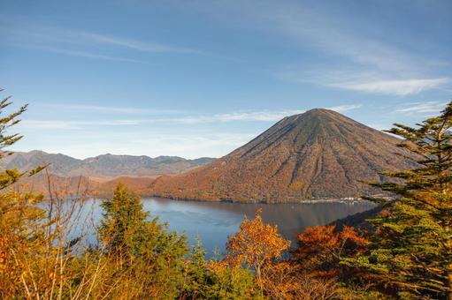 男体山と中禅寺湖の紅葉 男体山と中禅寺湖の紅葉 男体山,中禅寺湖,紅葉の写真素材