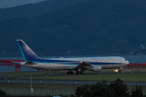 夏の夕方に輝く長崎空港の黄金色の景観 夏の夕方に輝く長崎空港の黄金色の景観 飛行機,航空機,旅客機の写真素材