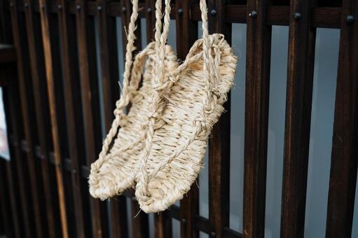 軒先のわら草履 草履,藁,民具の写真素材