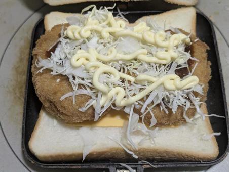 自宅で調理したコロッケのホットサンドの写真