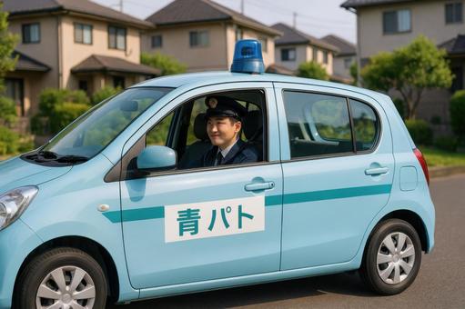 青パトで巡回する地域警察官 青パトで巡回する地域警察官の写真
