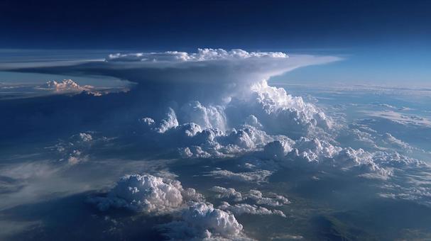 天空にそびえる巨大な積乱雲 天空にそびえる巨大な積乱雲の写真