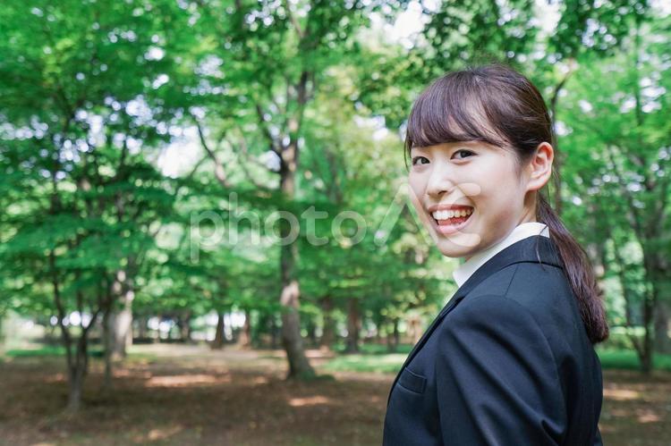 スーツを着て笑うビジネスウーマン 仕事,見る,職場の写真素材