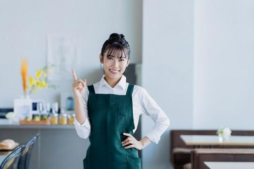 オフィスで働く若い女性 オフィスで働く若い女性の写真