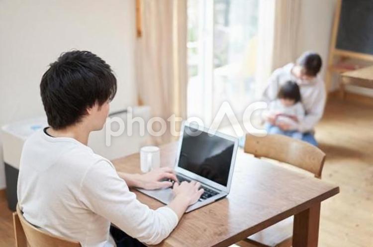 子守りをするママとテレワークをするパパ テレワーク,リモートワーク,男性の写真素材