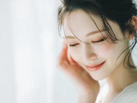 自然光の中微笑む女性のポートレート 自然光の中微笑む女性のポートレートの写真