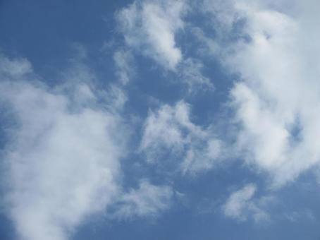 酷暑の青空に広がる白い雲の写真