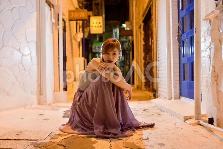 夜の街と女性 歓楽街,夜,街の写真素材