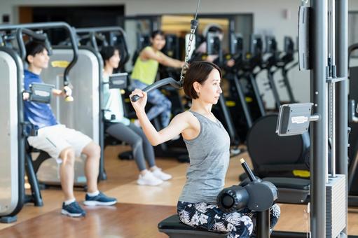 ジムでトレーニングするミドルの女性 ジム,筋トレ,フィットネスの写真素材