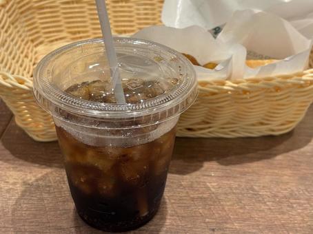 ドリンクとバスケット 飲食,食事,外食の写真素材