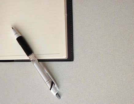 書く事で未来が見えてくる筆記用具 書く事で未来が見えてくる筆記用具 ボールペン,書く,ノートの写真素材