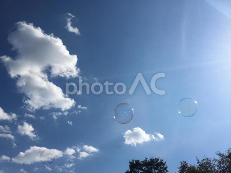 青空と雲としゃぼん玉 空,青空,しゃぼん玉の写真素材