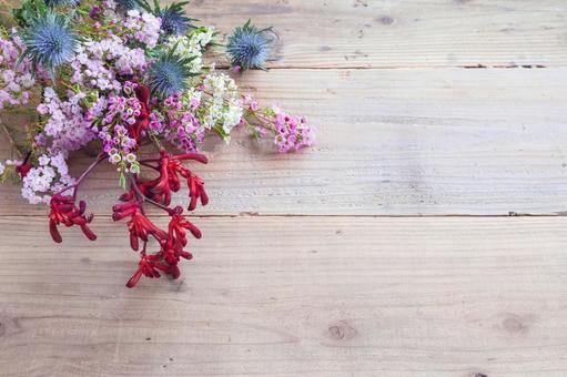 ラステッィクな木目と小さな花たち ラステッィクな木目と小さな花たち 花,カンガルーポー,ワックスフラワーの写真素材