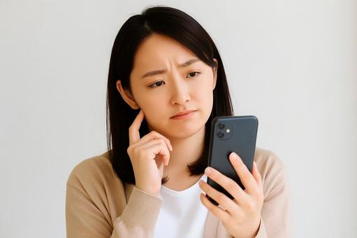疑問に思う女性 疑問に思う女性の写真