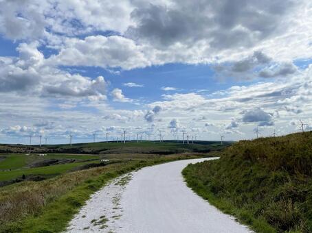 宗谷丘陵・白い道と風力発電所01 宗谷,丘陵,白い道の写真素材