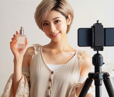 自撮り撮影中のインフルエンサーの女性 自撮り撮影中のインフルエンサーの女性の写真