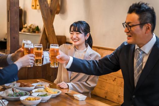 居酒屋で乾杯する男女のサラリーマン 居酒屋で乾杯する男女のサラリーマン 居酒屋,乾杯,ビールの写真素材