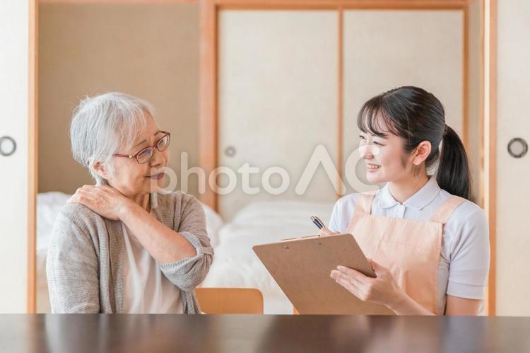 在宅介護を受ける高齢者女性（肩凝り） 介護,肩こり,在宅介護の写真素材