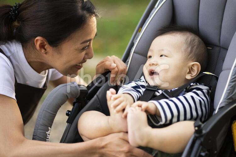 赤ちゃんと見つめあう女性 人物,男児,託児所の写真素材