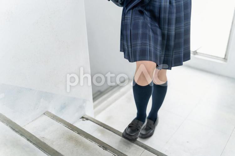 学校の校舎・廊下・階段を歩く高校生の足元 パパ活,闇バイト,援助交際の写真素材