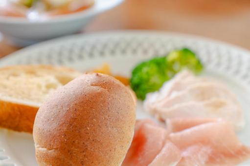 パンと鶏ハムの朝食 パンと鶏ハムの朝食の写真