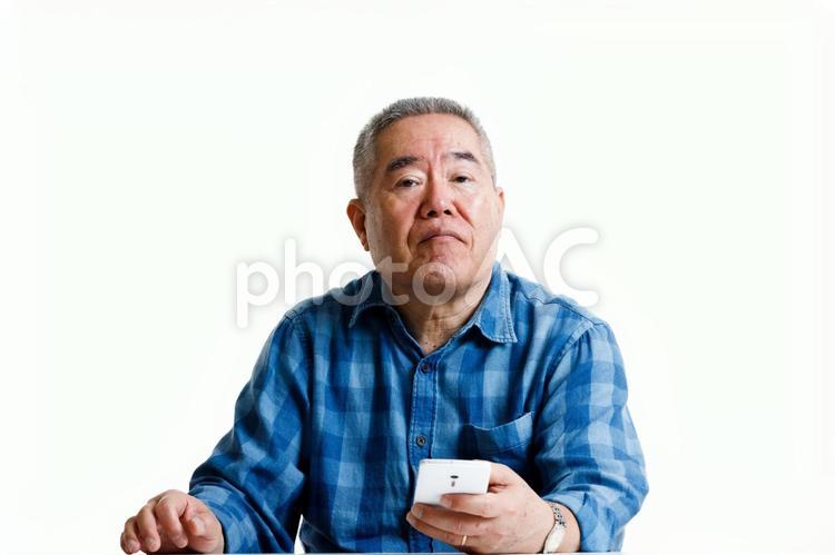 高齢者男性とスマートフォン おじいさん,スマホ,高齢者の写真素材