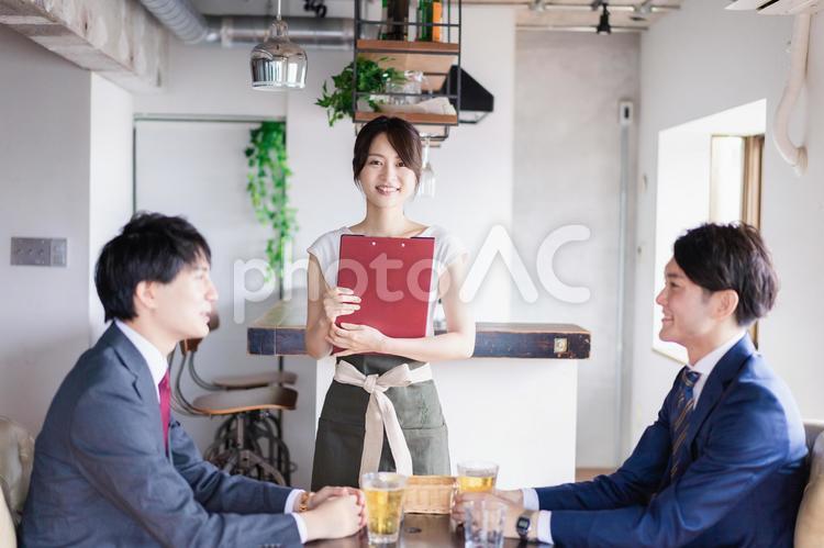 カフェで注文をする二人のビジネスマン 韓国人,オーダー,募集の写真素材