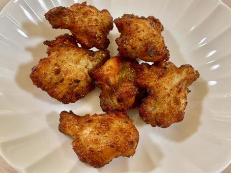 白いお皿に乗ったチキン チキン,鶏肉,ジャンキーの写真素材