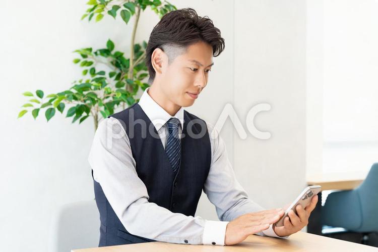 オフィスでスマホを使う男性ビジネスマン 男性,スマホ,スマートフォンの写真素材