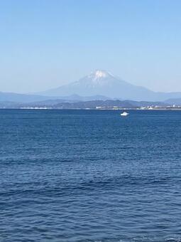 鵠沼海岸から見る富士山と青い空 神奈川県,藤沢市,鵠沼海岸の写真素材