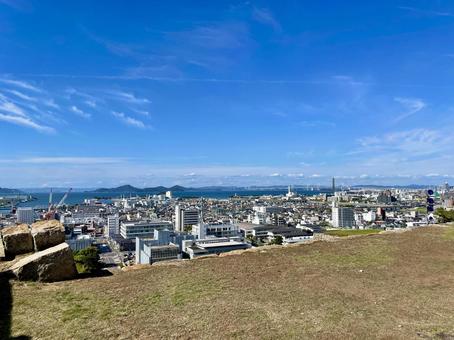 亀山公園から見渡す丸亀市街地と瀬戸内海 亀山公園から見渡す丸亀市街地と瀬戸内海 丸亀市,瀬戸内海,丸亀城の写真素材
