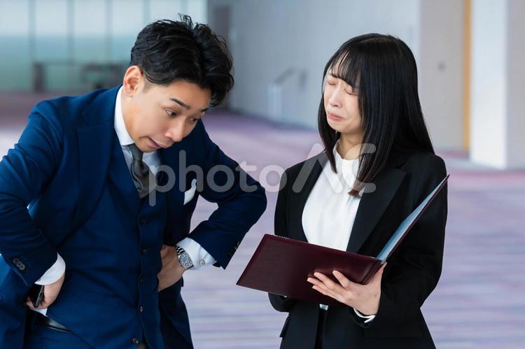 部下のミスを見て驚く先輩ビジネスマン ビジネスウーマン,ビジネスマン,女性の写真素材
