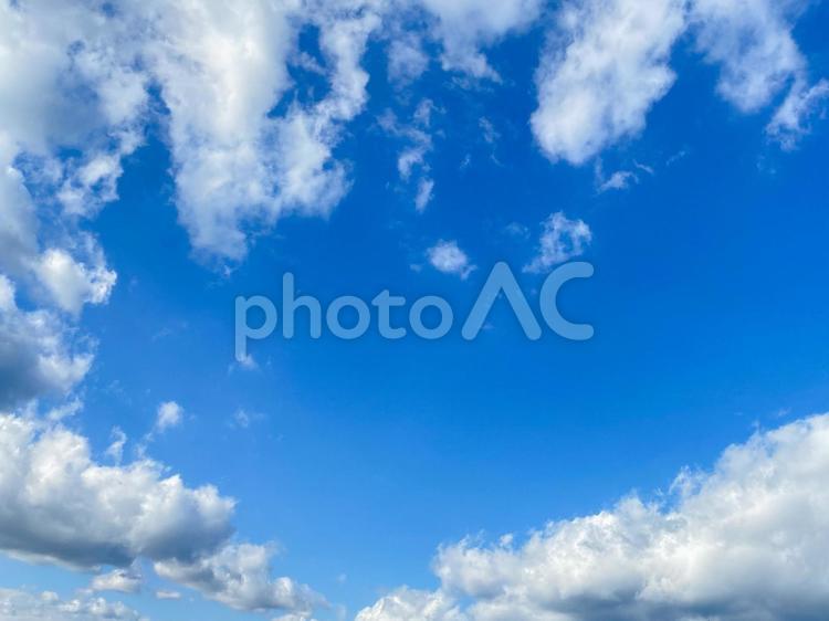 雲で縁取られた秋の青空 空,空素材,空の素材の写真素材