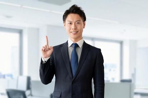 笑顔で案内する男性ビジネスマン 笑顔で案内する男性ビジネスマン 男性,ビジネス,人物の写真素材