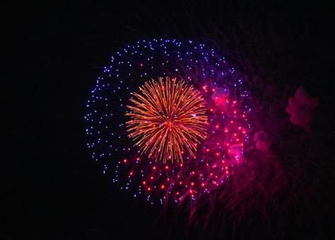 暖色カラーな花火 暖色カラーな花火の写真