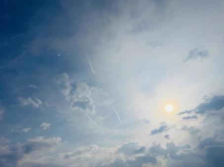 夏空に輝く太陽と雲 夏空に輝く太陽と雲の写真