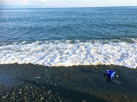バケツと海とヨット 海,波,秋の写真素材