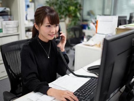 電話受付女性 電話受付女性の写真