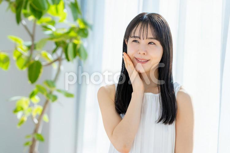 若い日本人女性の美容イメージ ビューティー,美容,笑顔の写真素材
