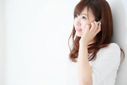 スマートフォンを使う女性 スマートフォンを使う女性 スマートフォン,会話,カジュアルの写真素材