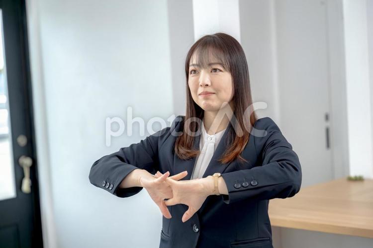 体を伸ばすビジネスウーマン 女性,ビジネスウーマン,キャリアウーマンの写真素材