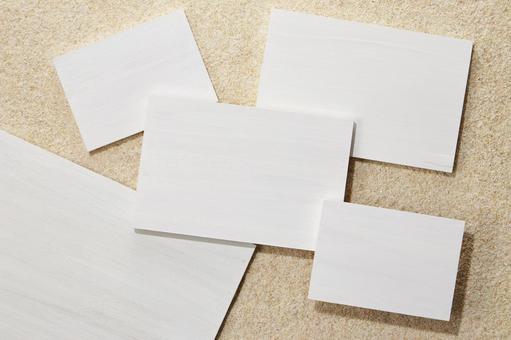 砂浜に数枚の白い板 白浜,ボード,砂浜の写真素材