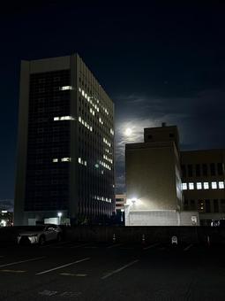 中秋の名月と雑居ビル 中秋の名月と雑居ビル 福井県,福井,市街地の写真素材