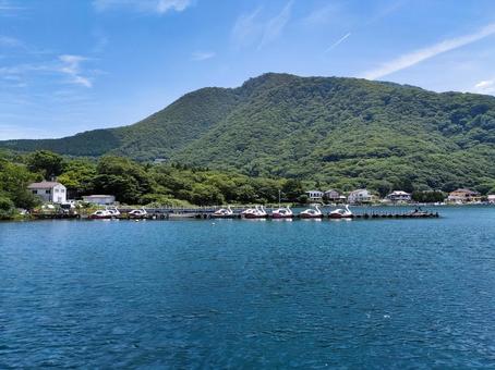 箱根海賊船から芦ノ湖と桟橋を眺める 箱根海賊船から芦ノ湖と桟橋を眺める 箱根海賊船,遊覧船,芦ノ湖の写真素材