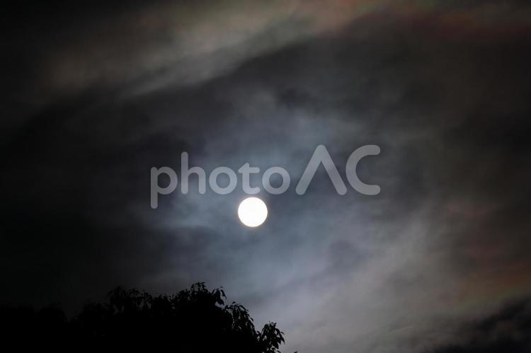 雲と白く輝く月のある夜空 雲,白く,輝くの写真素材