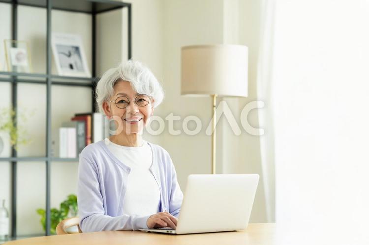 パソコンを使うシニアの女性 パソコン,シニア,高齢者の写真素材