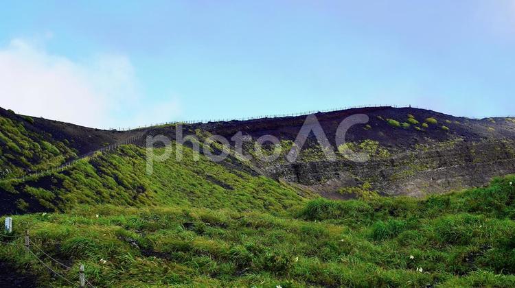火口一周道から見た伊豆大島三原山の噴火口 火口,火口丘,火山の写真素材