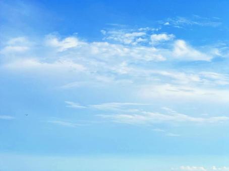雲が多い青空 雲が多い青空の写真