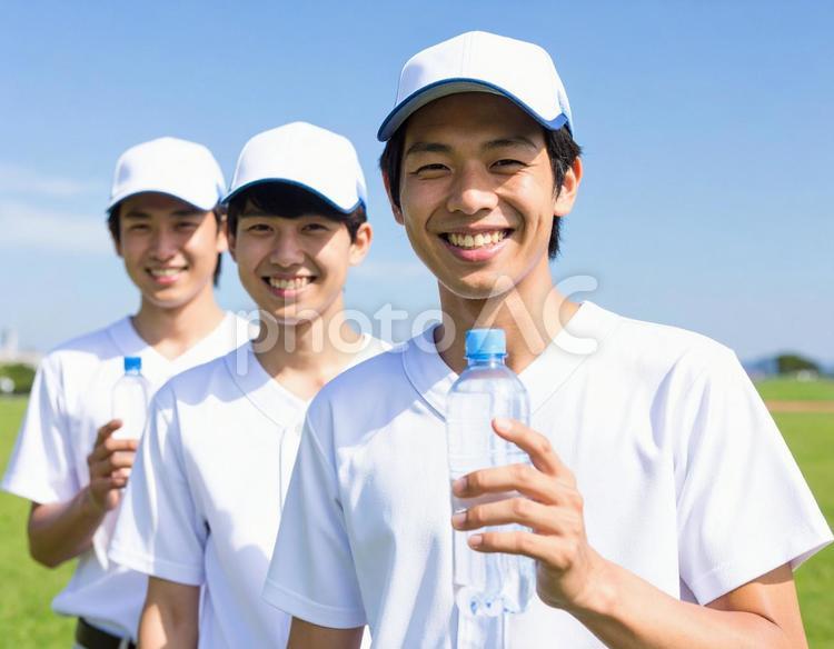 熱中症予防の給水タイム・夏の草野球練習 熱中症対策,水分補給,熱中症予防の写真素材