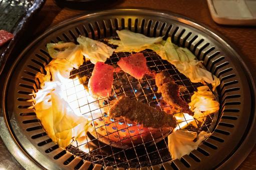 とろける旨味、飛騨牛特上カルビの極上焼肉 とろける旨味、飛騨牛特上カルビの極上焼肉 焼肉,野菜,キャベツの写真素材